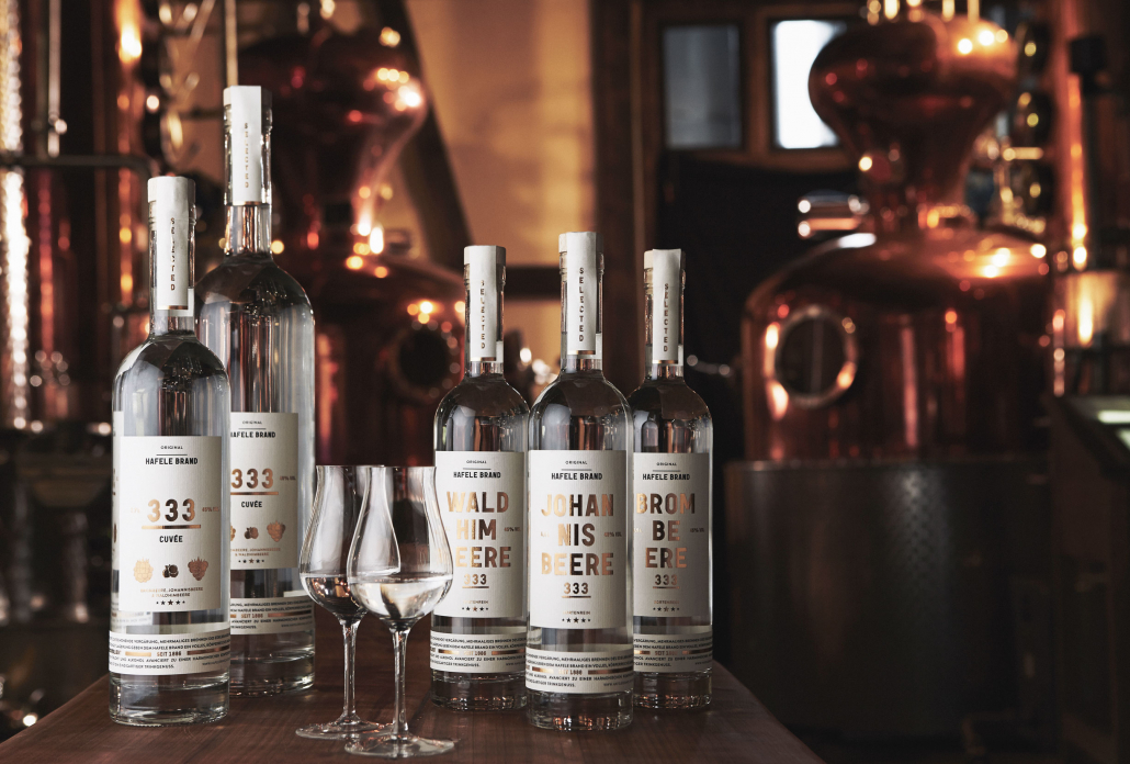 prinz-hafelebrand-333-flaschen-auf-tisch Unterschiedliche Beeren-Sorten der Prinz Hafele Brände 333 stehen auf einem Tisch mit der