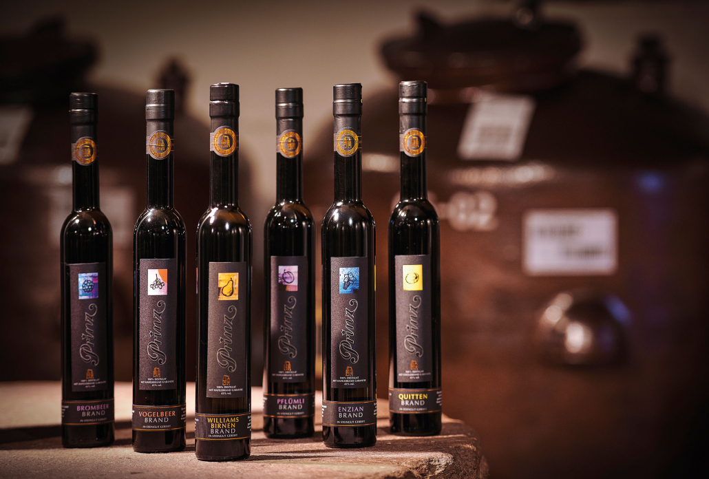 prinz-hafelebrand-steingut-unterschiedliche-sorten Unterschiedliche Sorten der Prinz Hafele Brände mit einen Steingutbehälter im Hintergrund.